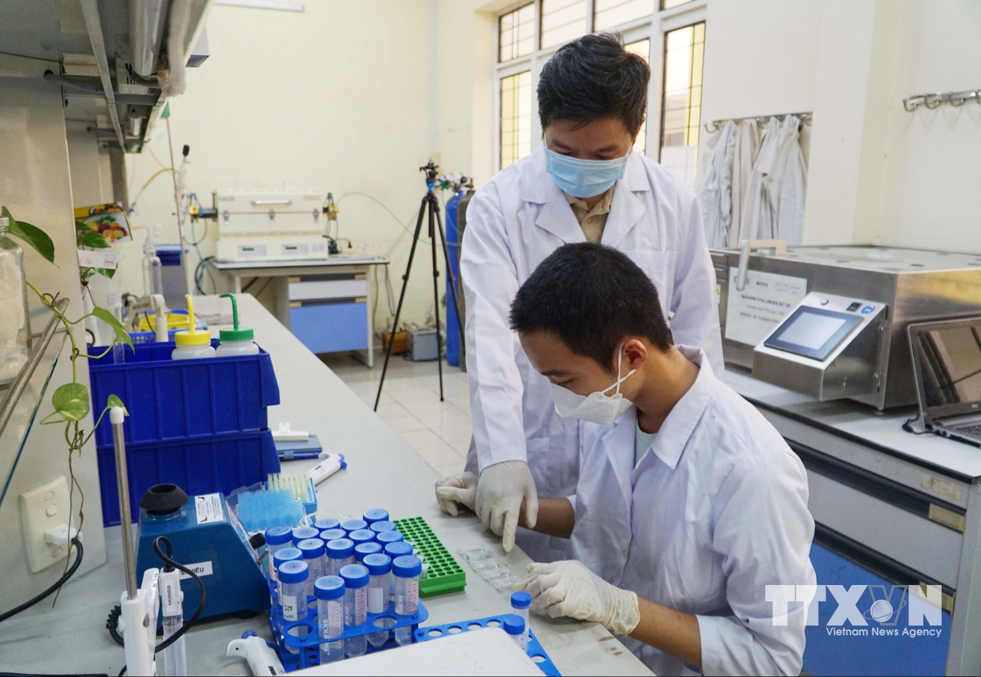 Viện Công nghệ vật liệu tiên tiến Đại học Quốc gia Thành phố Hồ Chí Minh được phê duyệt đề án CoE, với mục tiêu trở thành trung tâm đạt chuẩn quốc tế trong lĩnh vực vật liệu tiên tiến. (Ảnh: Thu Hoài/TTXVN)